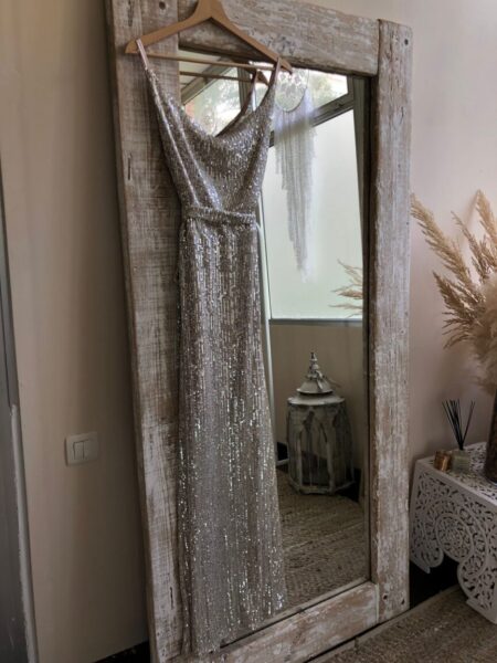 <p>Maxi vestido de lentejuelas. Incluye cinturón para poder ajustar en la cintura. Escote con caída. Composición: 95% Poliéster, 5% Elastano.</p> Alabama Shop