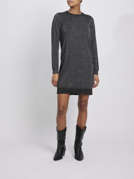 Vestido sanja negro con hilo metalizado en color plata. Largo corto, cuello redondo. &nbsp; <span class="typography typography--body typography--body--body2 typography--body--lineheight-paragraph typography--color-regular typography--weight-regular typography--desktop">Material: 100% acrílico</span> Alabama Shop