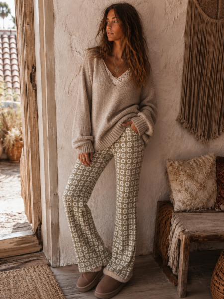 Pantalón campana estampado en punto. Composición: 70% viscosa, 15% poliéster, 15% nylon. Alabama Shop