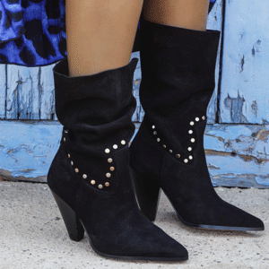 Botas de serraje en color negro. Acabado en punta. Detalle de tachuelas en la parte media de la bota. Caña caída. Altura tacón: 10 cm, suela 0,5 cm. Altura caña: 30 cm. 100% piel. Alabama Shop