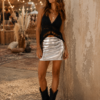 <p>Maxi vestido de lentejuelas. Incluye cinturón para poder ajustar en la cintura. Escote con caída. Composición: 95% Poliéster, 5% Elastano.</p> Alabama Shop