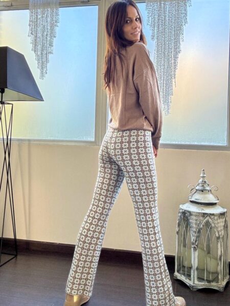 Pantalón campana estampado en punto. Composición: 70% viscosa, 15% poliéster, 15% nylon. Alabama Shop