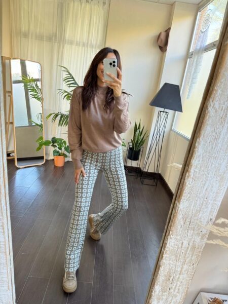 Pantalón campana estampado en punto. Composición: 70% viscosa, 15% poliéster, 15% nylon. Alabama Shop