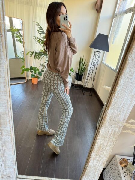 Pantalón campana estampado en punto. Composición: 70% viscosa, 15% poliéster, 15% nylon. Alabama Shop