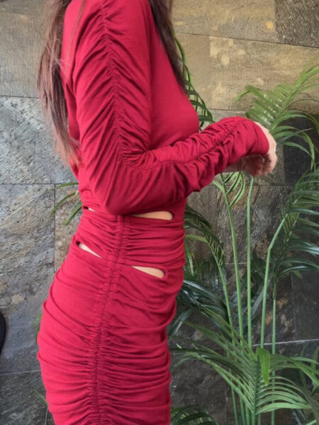 Vestido en color granate confeccionado en punto Vicenza. Elástico fruncido en las mangas y en un lado de la prenda. Abertura en la cintura. Cuello abierto con escote "un hombro". Tiras a un lado para regular el largo. Composición: 100% viscosa. Alabama Shop