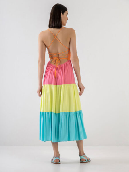 Fluidez y delicadeza se unen en este vestido de corte fluido. El escote recto resalta la modernidad, mientras que las tiras en la espalda aportan un toque de sofisticación. Los volantes crean una composición de colores, dando un look romántico y relajado. Combínalo con sandalias de tiras finas y una bolso de paja para lograr un look deslumbrante. - Confeccionado en Tejido Crepé Siena (tejido crepé de viscosa plano con ligera caída y tacto crepé) - Rayon Twill (viscosa más completa con textura ligera) - Patrón en línea A - Volantes fruncidos en el bajo 100% viscosa Alabama Shop