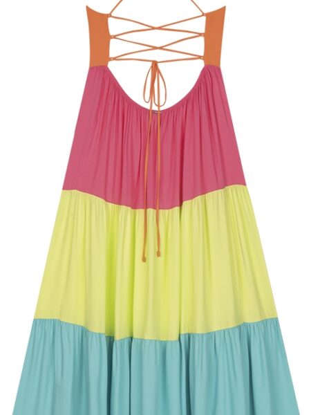 Fluidez y delicadeza se unen en este vestido de corte fluido. El escote recto resalta la modernidad, mientras que las tiras en la espalda aportan un toque de sofisticación. Los volantes crean una composición de colores, dando un look romántico y relajado. Combínalo con sandalias de tiras finas y una bolso de paja para lograr un look deslumbrante. - Confeccionado en Tejido Crepé Siena (tejido crepé de viscosa plano con ligera caída y tacto crepé) - Rayon Twill (viscosa más completa con textura ligera) - Patrón en línea A - Volantes fruncidos en el bajo 100% viscosa Alabama Shop