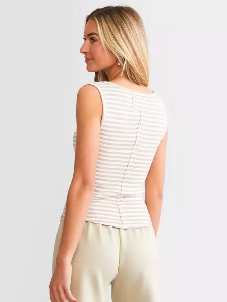 Nuestra Camiseta tipo tank top favorita de los fans de nuestra colección de Free People, ahora con estampado a rayas en tonos neutros. Patrón: Relajado, ajuste clásico Características: Escote redondo, dobladillo inferior redondeado, fabricación de punto acanalado, costura definida Por qué lo ❤: Tan básico como esencial, esta camiseta es perfecta para combinar con diferentes capas o simplemente para llevar sola con unos jeans. Composicion: 95% algodón, 5 % elastán. &nbsp; Alabama Shop