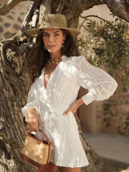 <p class="p1">Mono blanco con forro interior. Cierre con cremallera. Escote cruzado en pico. Ceñido a la cintura. Manga larga. La modelo mide 1,75 y lleva la talla S.</p> <h3 class="title-desc">Información del producto</h3> <p class="caract-prod"><span class="title-inside">Composición: </span>Viscosa : 45%, Poliéster : 43%, Poliamida : 12%</p> Alabama Shop