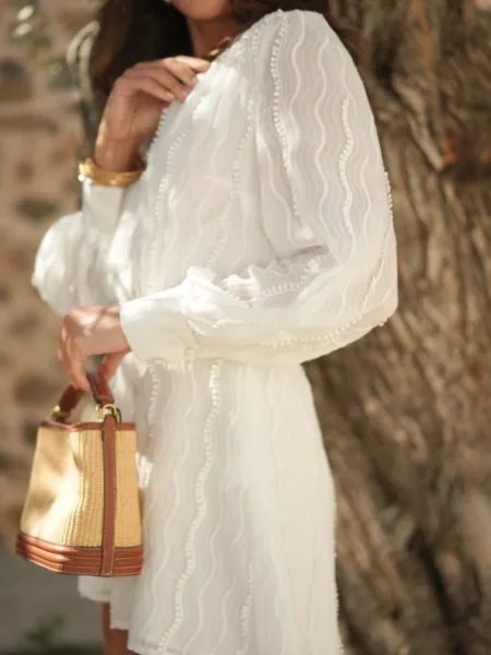 <p class="p1">Mono blanco con forro interior. Cierre con cremallera. Escote cruzado en pico. Ceñido a la cintura. Manga larga. La modelo mide 1,75 y lleva la talla S.</p> <h3 class="title-desc">Información del producto</h3> <p class="caract-prod"><span class="title-inside">Composición: </span>Viscosa : 45%, Poliéster : 43%, Poliamida : 12%</p> Alabama Shop