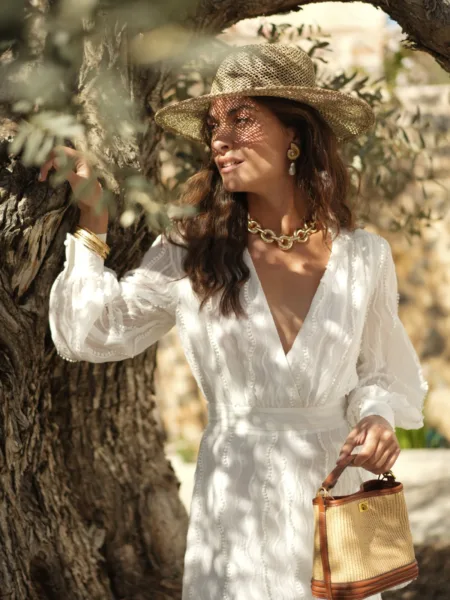 <p class="p1">Mono blanco con forro interior. Cierre con cremallera. Escote cruzado en pico. Ceñido a la cintura. Manga larga. La modelo mide 1,75 y lleva la talla S.</p> <h3 class="title-desc">Información del producto</h3> <p class="caract-prod"><span class="title-inside">Composición: </span>Viscosa : 45%, Poliéster : 43%, Poliamida : 12%</p> Alabama Shop