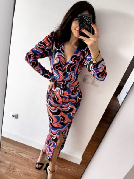 Vestido en punto de licra suave, de corte midi, escote en pico, mangas largas y hombros abullonados. Abertura frontal. Talla única: 36 a 42 100% poliester. Alabama Shop