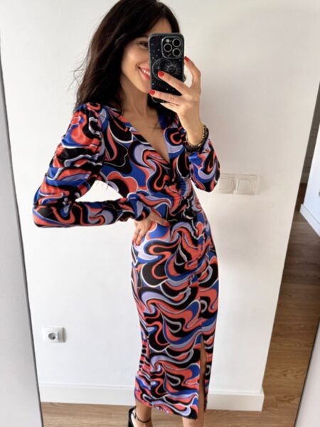 Vestido en punto de licra suave, de corte midi, escote en pico, mangas largas y hombros abullonados. Abertura frontal. Talla única: 36 a 42 100% poliester. Alabama Shop