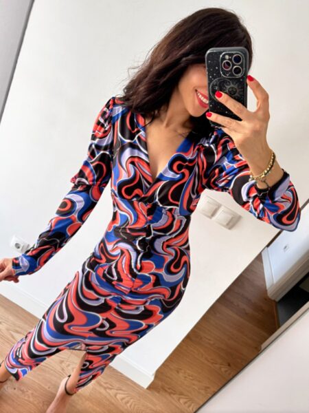 Vestido en punto de licra suave, de corte midi, escote en pico, mangas largas y hombros abullonados. Abertura frontal. Talla única: 36 a 42 100% poliester. Alabama Shop