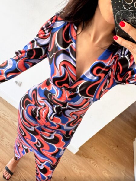 Vestido en punto de licra suave, de corte midi, escote en pico, mangas largas y hombros abullonados. Abertura frontal. Talla única: 36 a 42 100% poliester. Alabama Shop