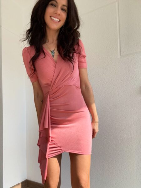 <p>Vestido corto ajustado con escote en V y manga corta.</p><p>Talla única: 34 a 38. La modelo mide 1,71</p><p>100% poliester.</p> Alabama Shop