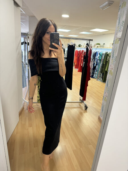 Vestido Midi ajustado con escote de un solo hombro. La asimetría y la ligereza del escote asimétrico en el hombro en este vestido midi es una tendencia que llegó para quedarse, aportando sofisticación y creando looks sofisticados con un toque de sensualidad a través del modelado ajustado al cuerpo. Hecho de punto con elasticidad, tiene un ajuste increíble y se ve precioso con sandalias metalizadas. Confeccionado en Malla Visco Power, con cuerpo, con mucha elasticidad y que no marca. Modelado ajustado al cuerpo, longitud midi, cierre de cremallera invisible en el lateral y escote de un solo hombro con corte superpuesto. Composición Composición: 61% Viscosa 28% Poliéster 11% Elastano Alabama Shop