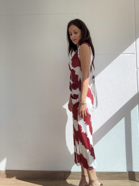 vestido largo ajustado con drapeado en la cintura