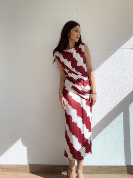 vestido largo ajustado con drapeado en la cintura