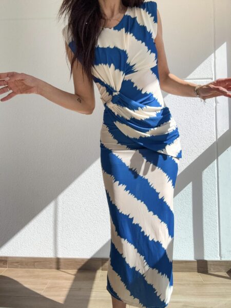 vestido largo ajustado con drapeado en la cintura