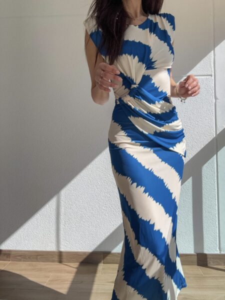 vestido largo ajustado con drapeado en la cintura