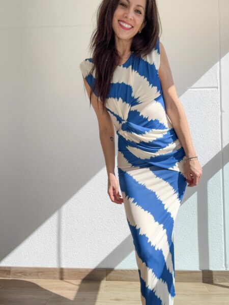 vestido largo ajustado con drapeado en la cintura