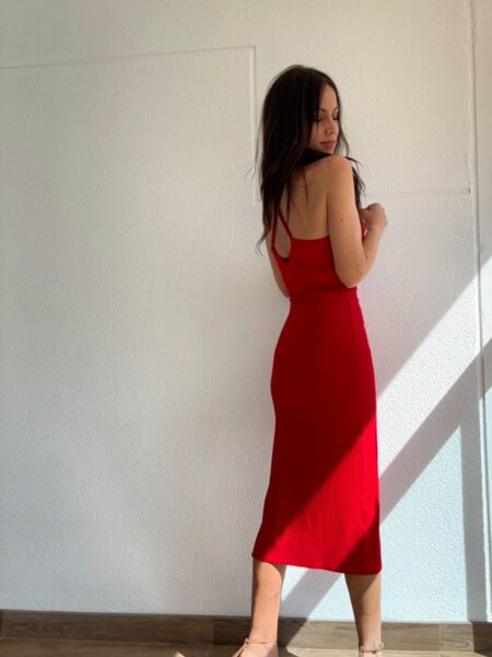 Vestido Midi acanalado con escote profundo Este vestido midi acanalado es siempre una pieza sorprendente en tu armario. El escote en V profundo revela una sensualidad sofisticada, además del ajuste que resalta la silueta, pero sin marcar. Combínalo con sandalias de tiras para una belleza única. Confeccionado en malla estriada con cuerpo y elasticidad. Longitud midi, modelado ajustado al cuerpo, escote en V profundo y tirantes ajustables cruzados en la espalda. &nbsp; Composición: 95% Viscosa 5% Elastano Alabama Shop