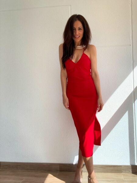 Vestido Midi acanalado con escote profundo Este vestido midi acanalado es siempre una pieza sorprendente en tu armario. El escote en V profundo revela una sensualidad sofisticada, además del ajuste que resalta la silueta, pero sin marcar. Combínalo con sandalias de tiras para una belleza única. Confeccionado en malla estriada con cuerpo y elasticidad. Longitud midi, modelado ajustado al cuerpo, escote en V profundo y tirantes ajustables cruzados en la espalda. &nbsp; Composición: 95% Viscosa 5% Elastano Alabama Shop