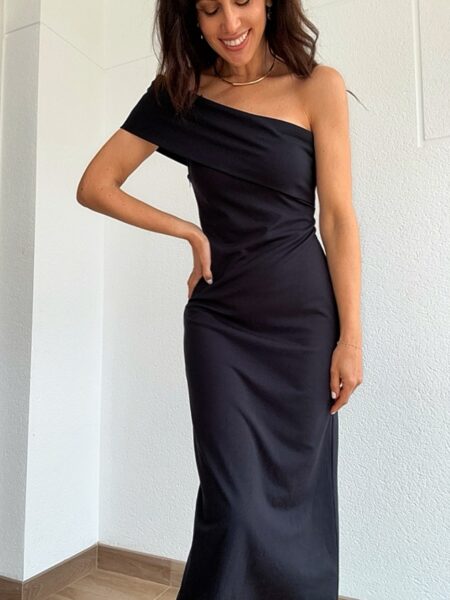 Vestido Midi ajustado con escote de un solo hombro. La asimetría y la ligereza del escote asimétrico en el hombro en este vestido midi es una tendencia que llegó para quedarse, aportando sofisticación y creando looks sofisticados con un toque de sensualidad a través del modelado ajustado al cuerpo. Hecho de punto con elasticidad, tiene un ajuste increíble y se ve precioso con sandalias metalizadas. Confeccionado en Malla Visco Power, con cuerpo, con mucha elasticidad y que no marca. Modelado ajustado al cuerpo, longitud midi, cierre de cremallera invisible en el lateral y escote de un solo hombro con corte superpuesto. Composición Composición: 61% Viscosa 28% Poliéster 11% Elastano Alabama Shop