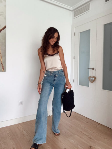 Vaqueros corte wide leg con detalle de cintura desplazada.  Tejido mezcla de algodón. Tejido tejano vaquero. Tejido elástico. Diseño recto. Diseño largo. Tiro alto.  Cinco bolsillos. Cierre de cremallera y botón. Trabillas. Detalle botones asimétricos. Composición: 88% Algodón, 10% Poliéster, 2% Elastano Alabama Shop