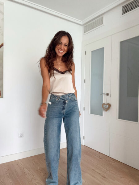 Vaqueros corte wide leg con detalle de cintura desplazada.  Tejido mezcla de algodón. Tejido tejano vaquero. Tejido elástico. Diseño recto. Diseño largo. Tiro alto.  Cinco bolsillos. Cierre de cremallera y botón. Trabillas. Detalle botones asimétricos. Composición: 88% Algodón, 10% Poliéster, 2% Elastano Alabama Shop