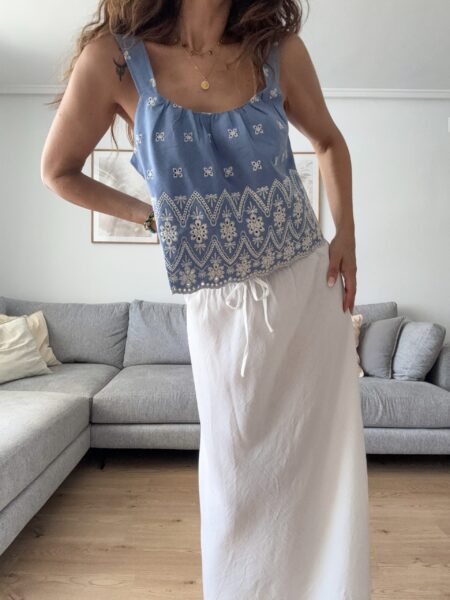 Top de tirantes estilo denim con bordados. Tejido mezcla algodón. Cuello redondo. Tirantes anchos. Detalle bordados. Composición: 80% Algodón, 20% Poliéster Alabama Shop