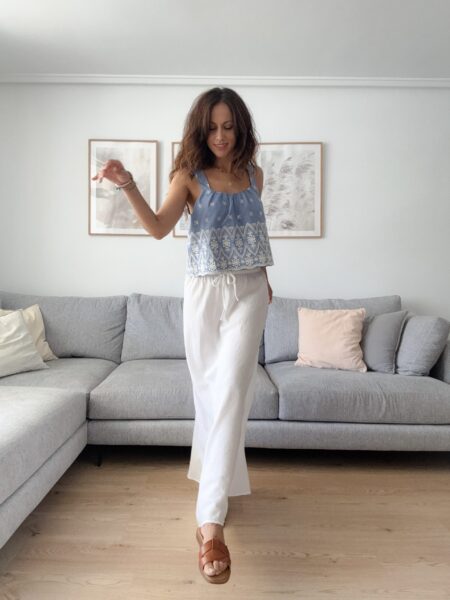 Top de tirantes estilo denim con bordados. Tejido mezcla algodón. Cuello redondo. Tirantes anchos. Detalle bordados. Composición: 80% Algodón, 20% Poliéster Alabama Shop