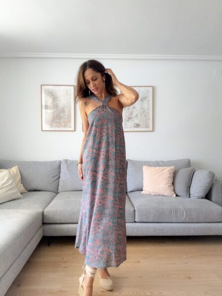 Vestido midi largo. Diseño estampado. Diseño recto. Cuello halter. Tirantes anchos. Sin mangas. Espalda abierta. Bajo con abertura. Detalle nudo. Composición: 100% Viscosa Hecho en Italia &nbsp; Alabama Shop