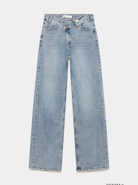 Vaqueros corte wide leg con detalle de cintura desplazada.  Tejido mezcla de algodón. Tejido tejano vaquero. Tejido elástico. Diseño recto. Diseño largo. Tiro alto.  Cinco bolsillos. Cierre de cremallera y botón. Trabillas. Detalle botones asimétricos. Composición: 88% Algodón, 10% Poliéster, 2% Elastano Alabama Shop