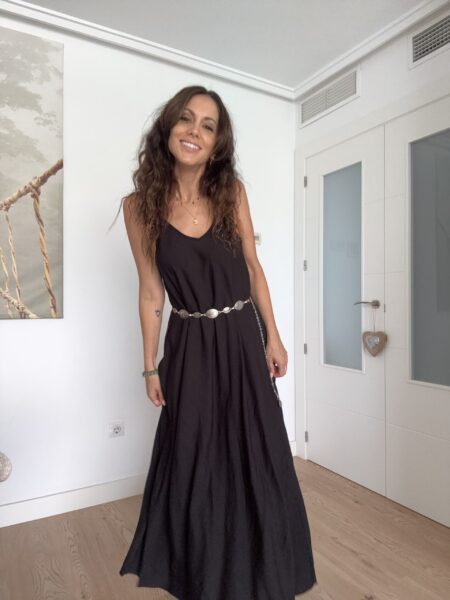 Vestido largo con detalle de cuentas de madera en los tirantes. Tejido fluido. Tirantes finos. Escote redondo. Diseño largo. Composición: 85% Viscosa, 15% Nylon Hecho en Italia Alabama Shop