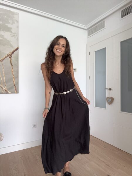 Vestido largo con detalle de cuentas de madera en los tirantes. Tejido fluido. Tirantes finos. Escote redondo. Diseño largo. Composición: 85% Viscosa, 15% Nylon Hecho en Italia Alabama Shop