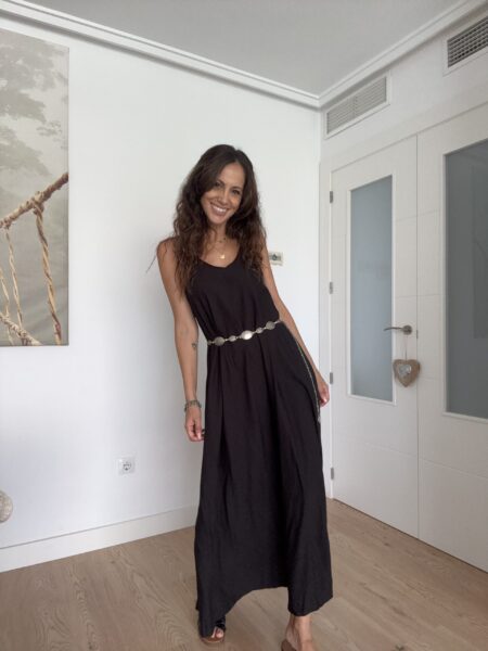 Vestido largo con detalle de cuentas de madera en los tirantes. Tejido fluido. Tirantes finos. Escote redondo. Diseño largo. Composición: 85% Viscosa, 15% Nylon Hecho en Italia Alabama Shop