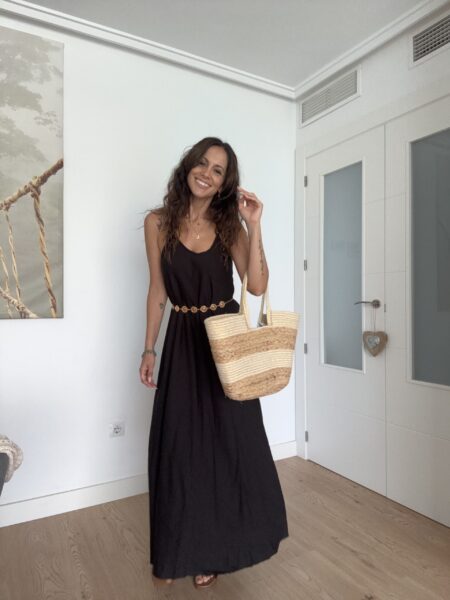 Vestido largo con detalle de cuentas de madera en los tirantes. Tejido fluido. Tirantes finos. Escote redondo. Diseño largo. Composición: 85% Viscosa, 15% Nylon Hecho en Italia Alabama Shop