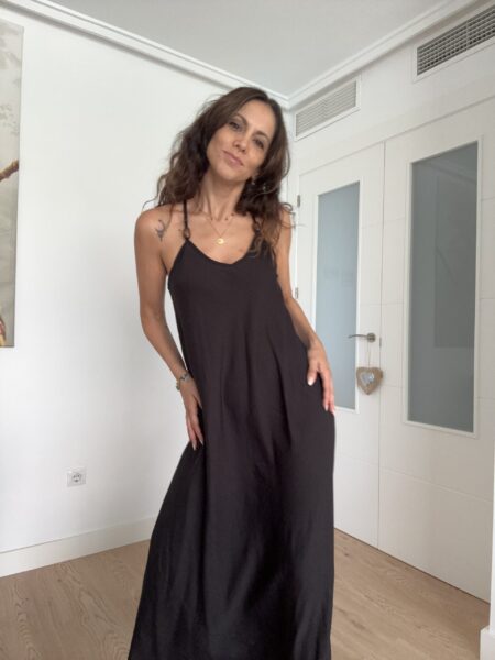 Vestido largo con detalle de cuentas de madera en los tirantes. Tejido fluido. Tirantes finos. Escote redondo. Diseño largo. Composición: 85% Viscosa, 15% Nylon Hecho en Italia Alabama Shop