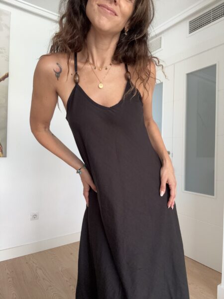 Vestido largo con detalle de cuentas de madera en los tirantes. Tejido fluido. Tirantes finos. Escote redondo. Diseño largo. Composición: 85% Viscosa, 15% Nylon Hecho en Italia Alabama Shop