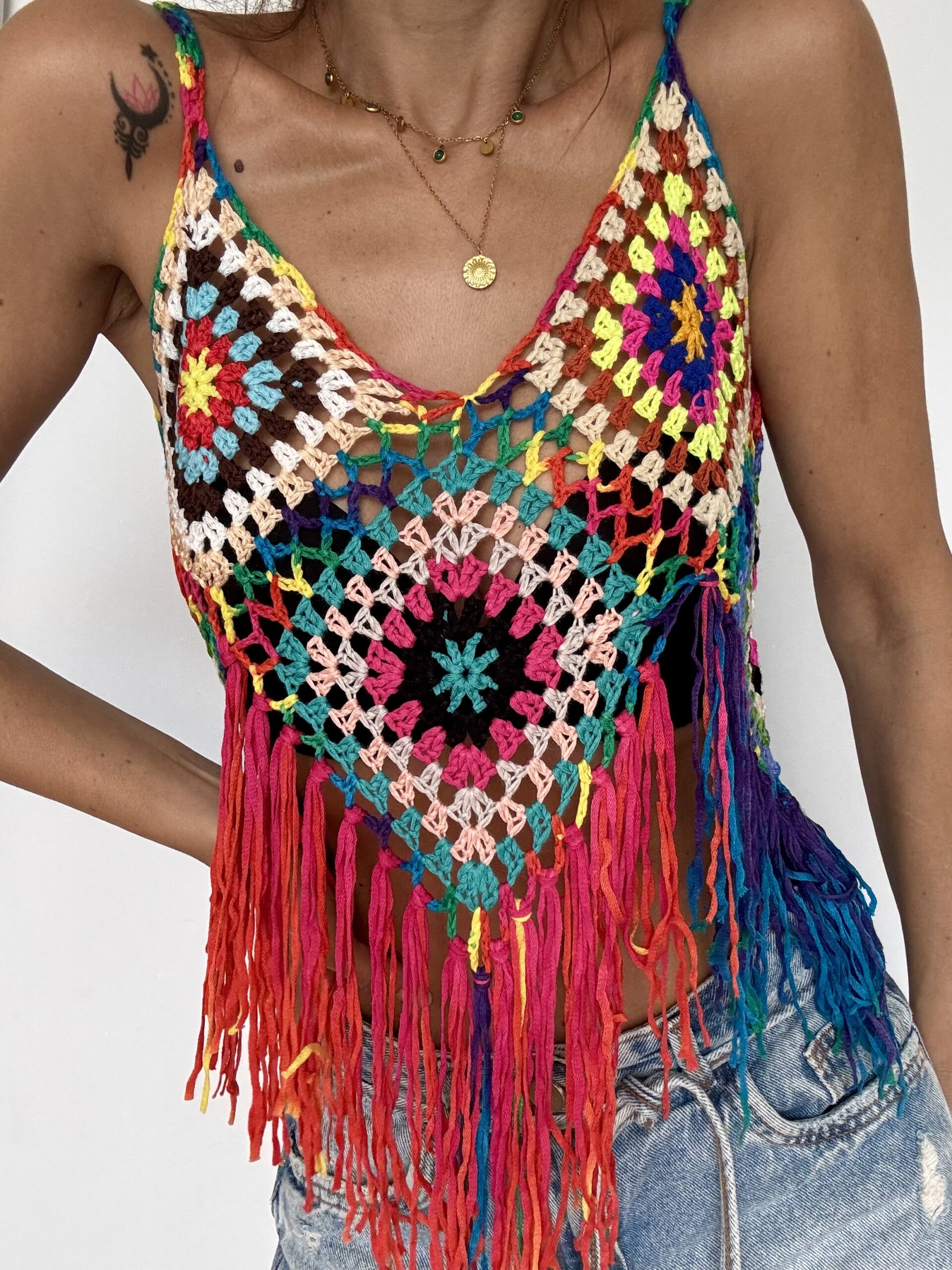 IMG_6419 Top de croché multicolor fabricado artesanalmente en Ibiza. Puedes ponerlo por delante o por detrás indistintamente. Con flecos en pico. Piezas únicas. No hay 2 iguales. Talla única. Alabama Shop