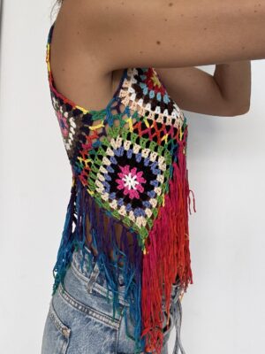 TOP CROCHET MULTICOLOR 4 2 Top de croché multicolor fabricado artesanalmente en Ibiza. Puedes ponerlo por delante o por detrás indistintamente. Con flecos en pico. Piezas únicas. No hay 2 iguales. Talla única. Alabama Shop
