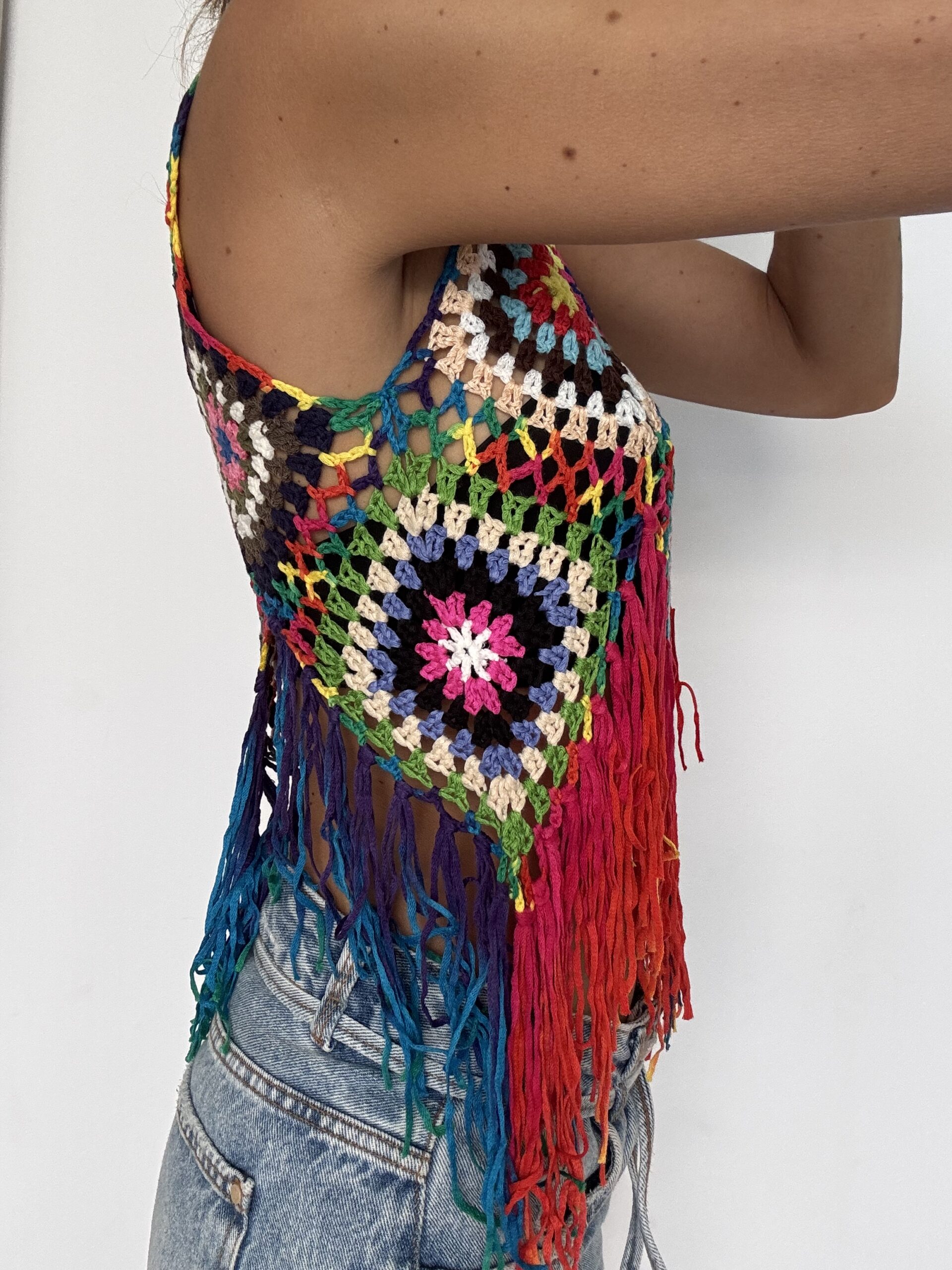 IMG_6420 Top de croché multicolor fabricado artesanalmente en Ibiza. Puedes ponerlo por delante o por detrás indistintamente. Con flecos en pico. Piezas únicas. No hay 2 iguales. Talla única. Alabama Shop