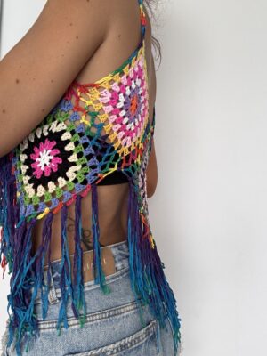 TOP CROCHET MULTICOLOR 4 3 Top de croché multicolor fabricado artesanalmente en Ibiza. Puedes ponerlo por delante o por detrás indistintamente. Con flecos en pico. Piezas únicas. No hay 2 iguales. Talla única. Alabama Shop