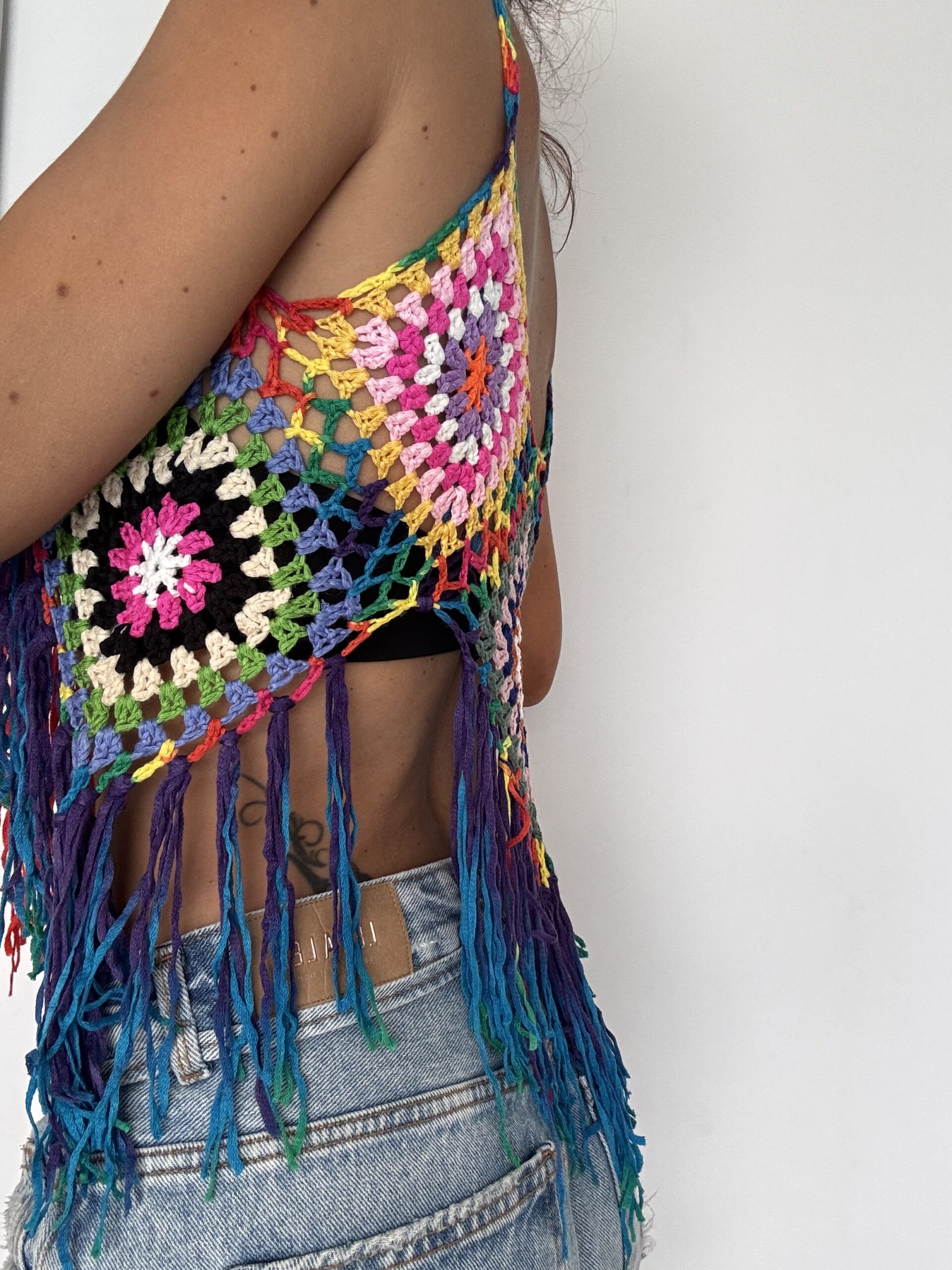 IMG_6421 Top de croché multicolor fabricado artesanalmente en Ibiza. Puedes ponerlo por delante o por detrás indistintamente. Con flecos en pico. Piezas únicas. No hay 2 iguales. Talla única. Alabama Shop