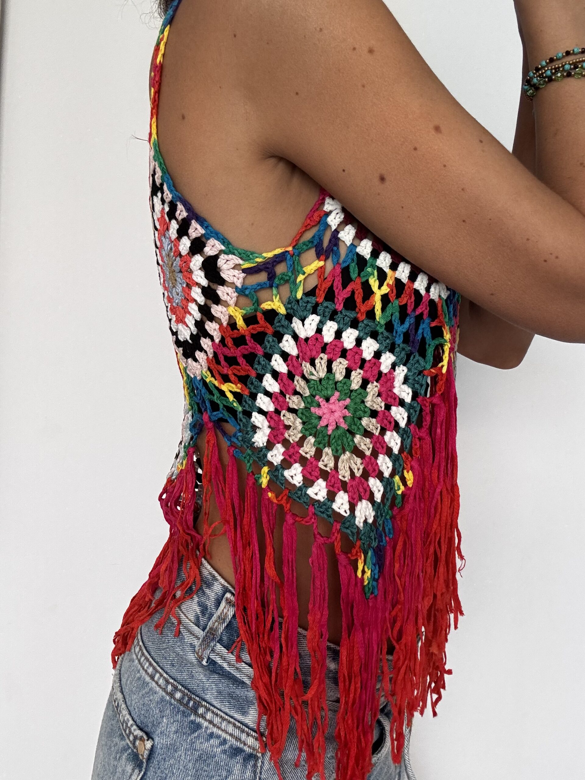 IMG_6425 Top de croché multicolor fabricado artesanalmente en Ibiza. Puedes ponerlo por delante o por detrás indistintamente. Con flecos en pico. Piezas únicas. No hay 2 iguales. Talla única. Alabama Shop