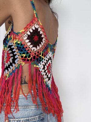 TOP CROCHET MULTICOLOR 3 3 Top de croché multicolor fabricado artesanalmente en Ibiza. Puedes ponerlo por delante o por detrás indistintamente. Con flecos en pico. Piezas únicas. No hay 2 iguales. Talla única. Alabama Shop