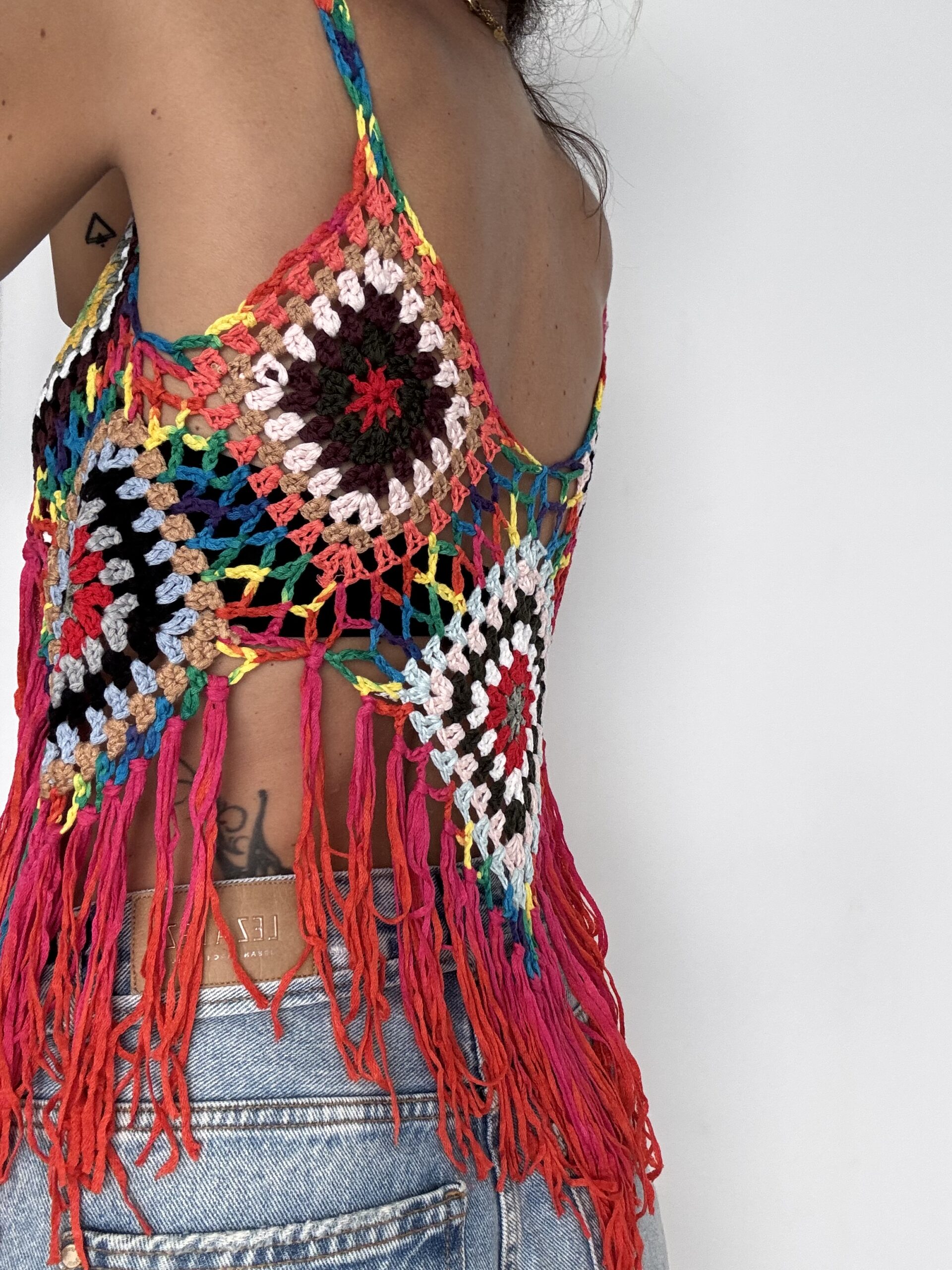 IMG_6427 Top de croché multicolor fabricado artesanalmente en Ibiza. Puedes ponerlo por delante o por detrás indistintamente. Con flecos en pico. Piezas únicas. No hay 2 iguales. Talla única. Alabama Shop