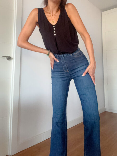 Estos vaqueros acampanados tienen tecnología CONTOUR para modelar y realzar sus curvas. Con elastano y ligera compresión abdominal y en las piernas, permite un ajuste absolutamente impecable y sin huecos en la zona de la cintura. - Tecnología de contorno que modela y dibuja el cuerpo - Vaqueros con elastano - Modelado flare - Cintura ultra alta - Cintura con pasantes - Cierre con cremallera y botón Alabama Shop